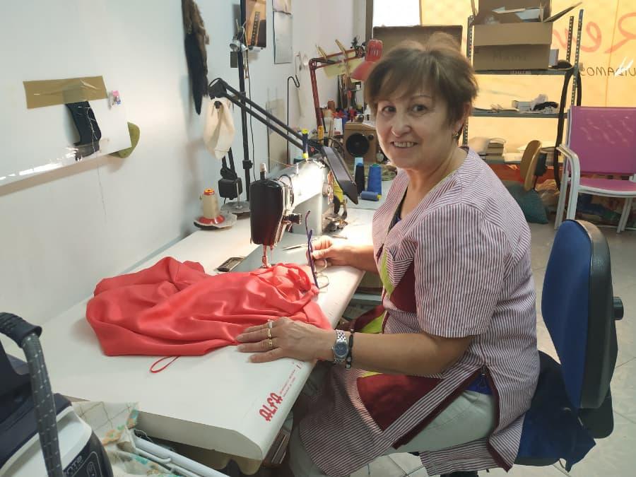 Mercedes trabajando en el taller de costura